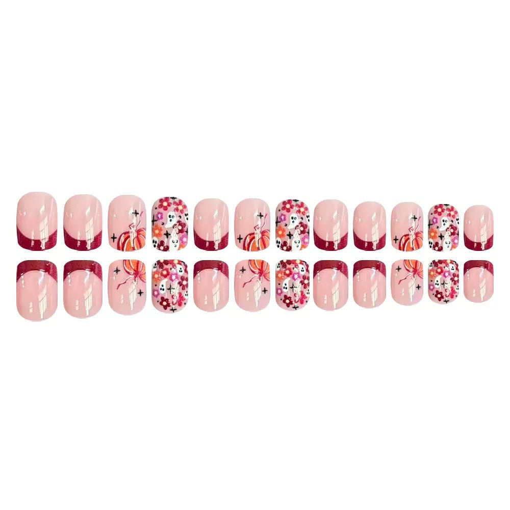 Kunstnagelset mit fröhlichen Blumenmotiven und eleganten French-Spitzen Karnz