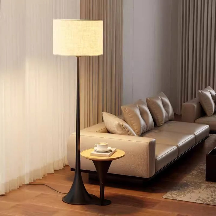 Moderne schlanke Stehlampe