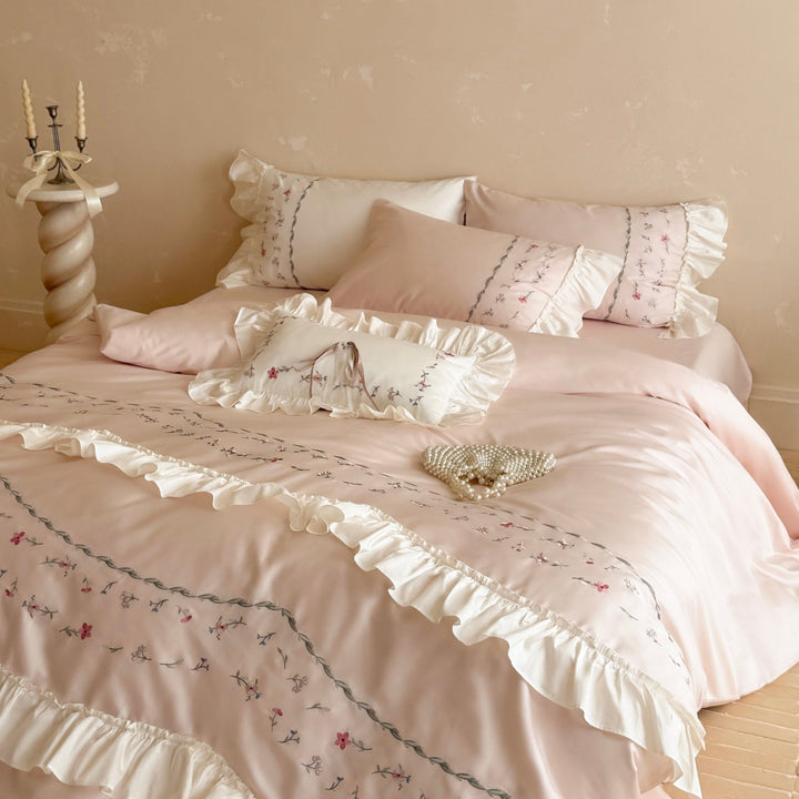 Romantisches Bettwäsche-Set mit Rüschen und floral besticktem Baumwollsatin