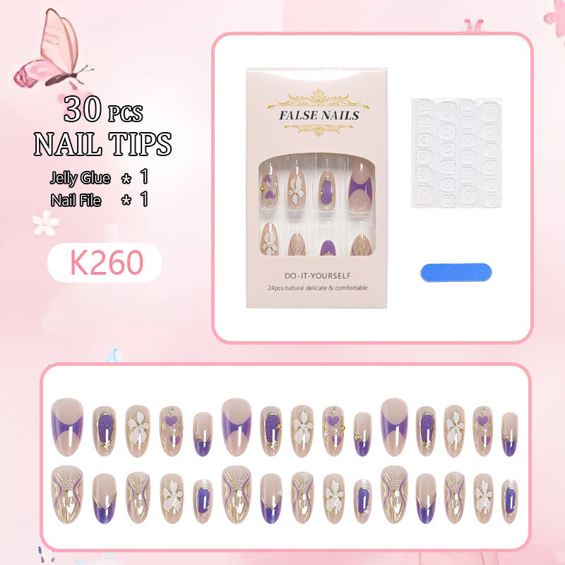 Elegante Kunstnägel mit floralem Design und farblichen Akzenten Karnz