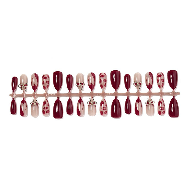 Kunstnagelset mit romantischen Schleifen- und Kusslippenmotiven Karnz