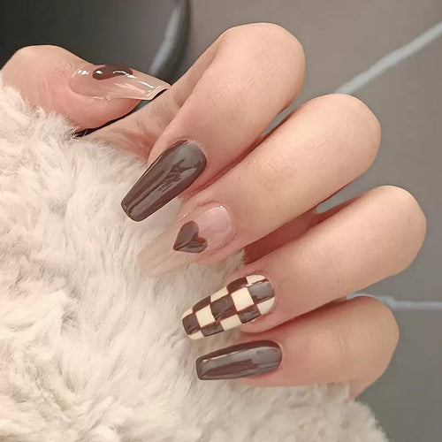 Kunstnagelset mit stilvollen und modischen Akzenten Karnz
