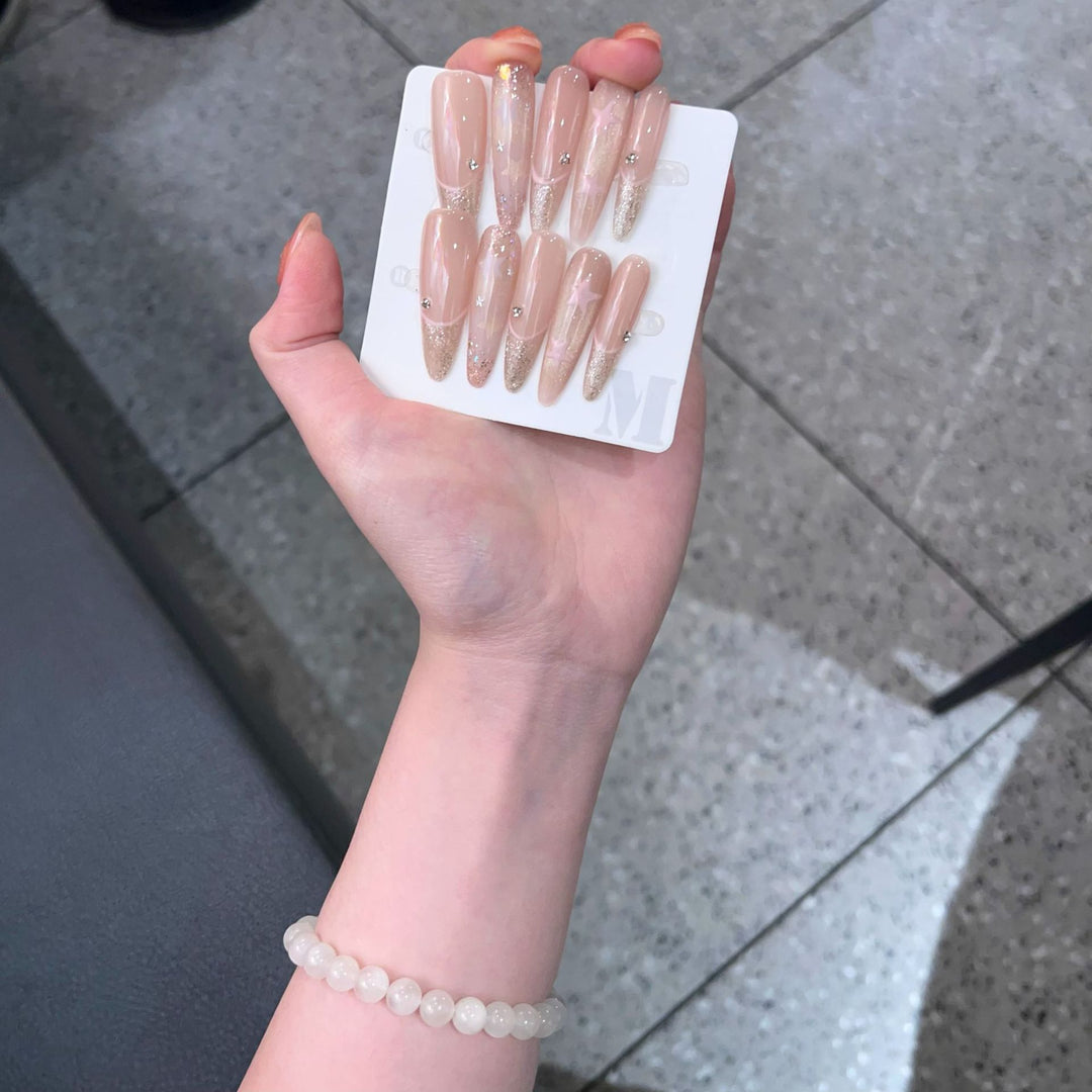 Elegante Stiletto Press-On Nagelkunst mit Strassakzenten Karnz