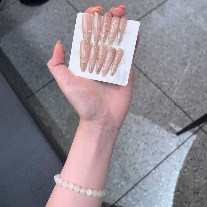 Elegante Stiletto Press-On Nagelkunst mit Strassakzenten Karnz