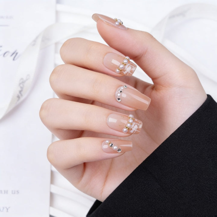 Kunstnägel mit Eleganten Perlen- und Glitzerverzierungen Karnz