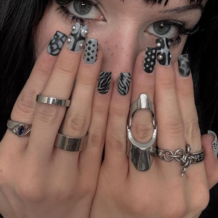 Elegante Press-On Nagelsets mit künstlerischen Mustern Karnz