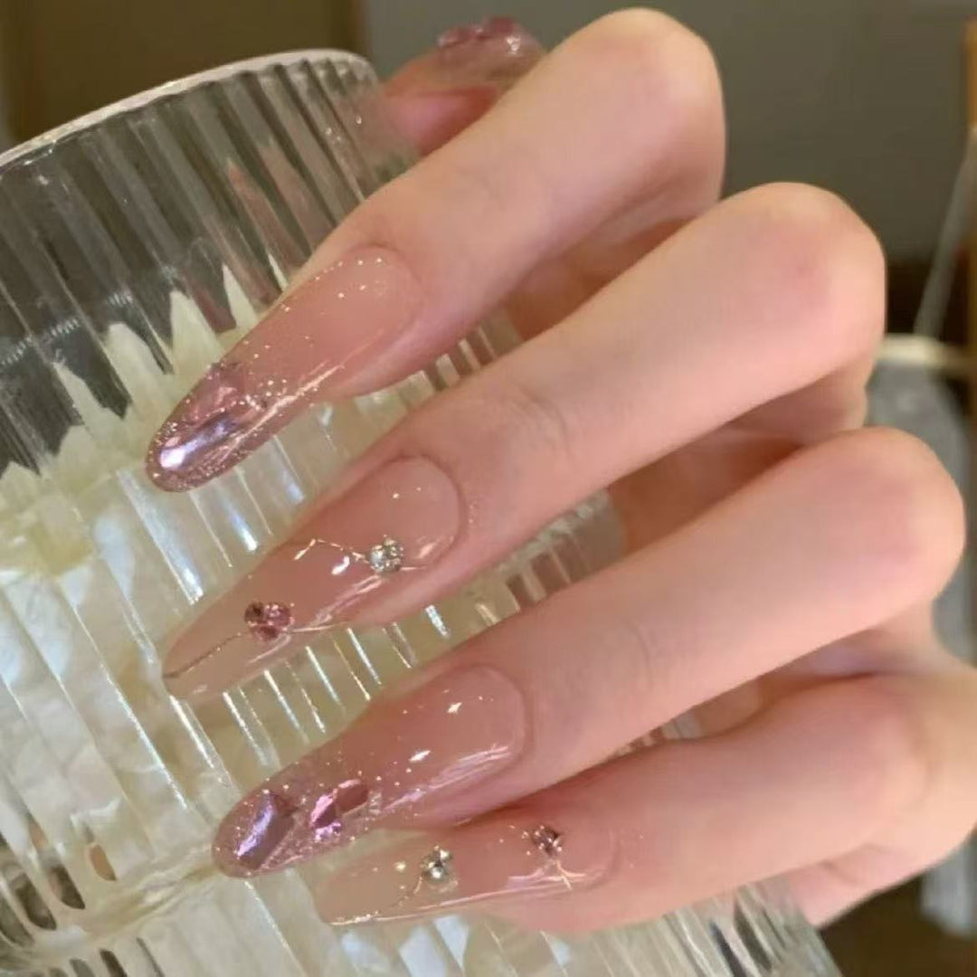 Künstlerische Nagelverlängerungen mit Glitzerakzenten Karnz