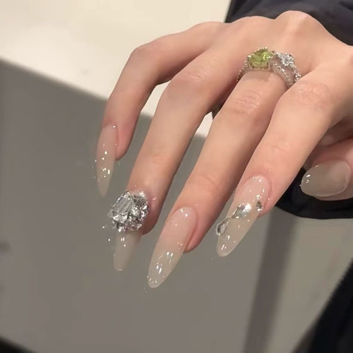 Elegante Stiletto-Nagelverlängerungen mit Strassakzenten Karnz