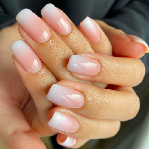 Kunstvolle Nagelverlängerungen mit Ombre Design Karnz