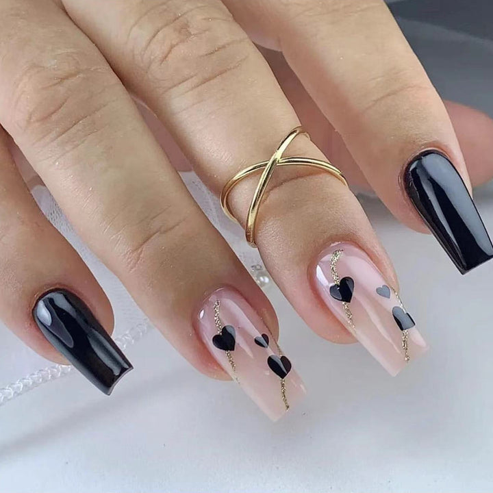 Kreative Nagelspitzen mit Herzmotiven Karnz