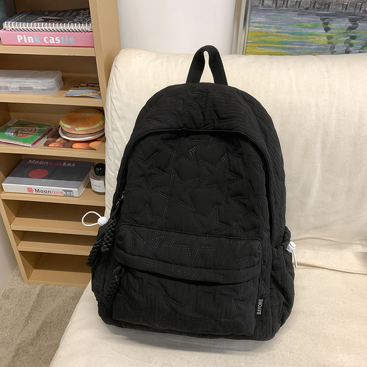 Gepolsterter Rucksack mit dekorativem Anhänger Karnz