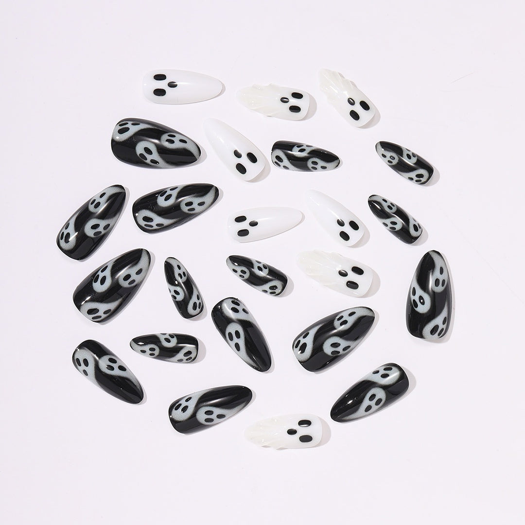 Kreatives Kunstnagelset mit Gespenstermotiven Karnz