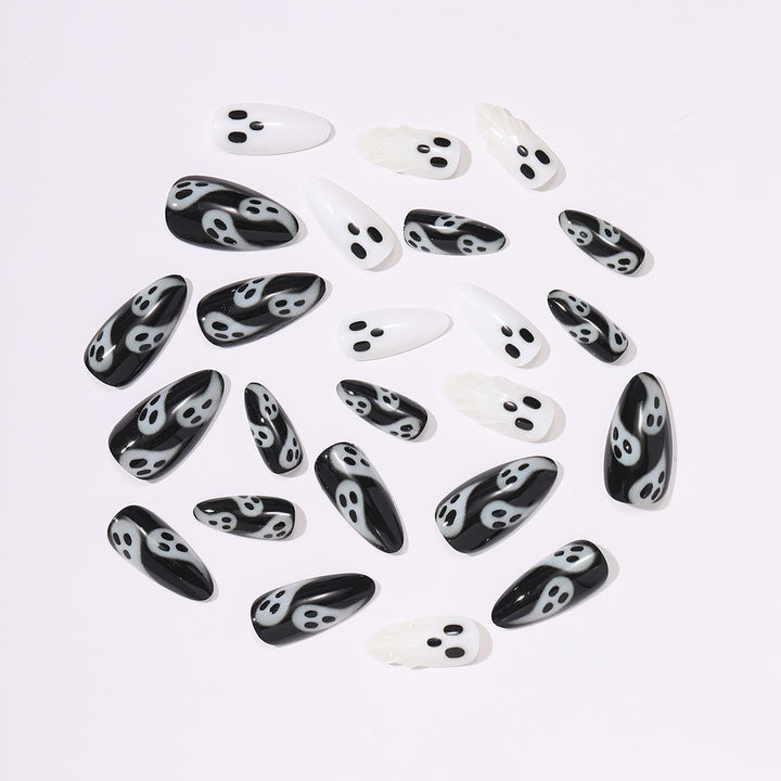 Kreatives Kunstnagelset mit Gespenstermotiven Karnz