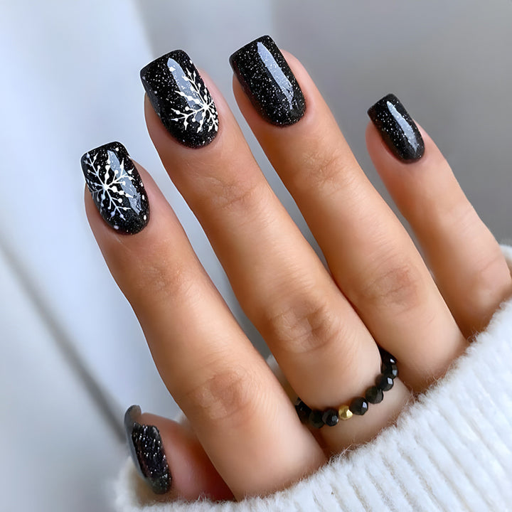 Künstlerische winterliche Nail Art Karnz