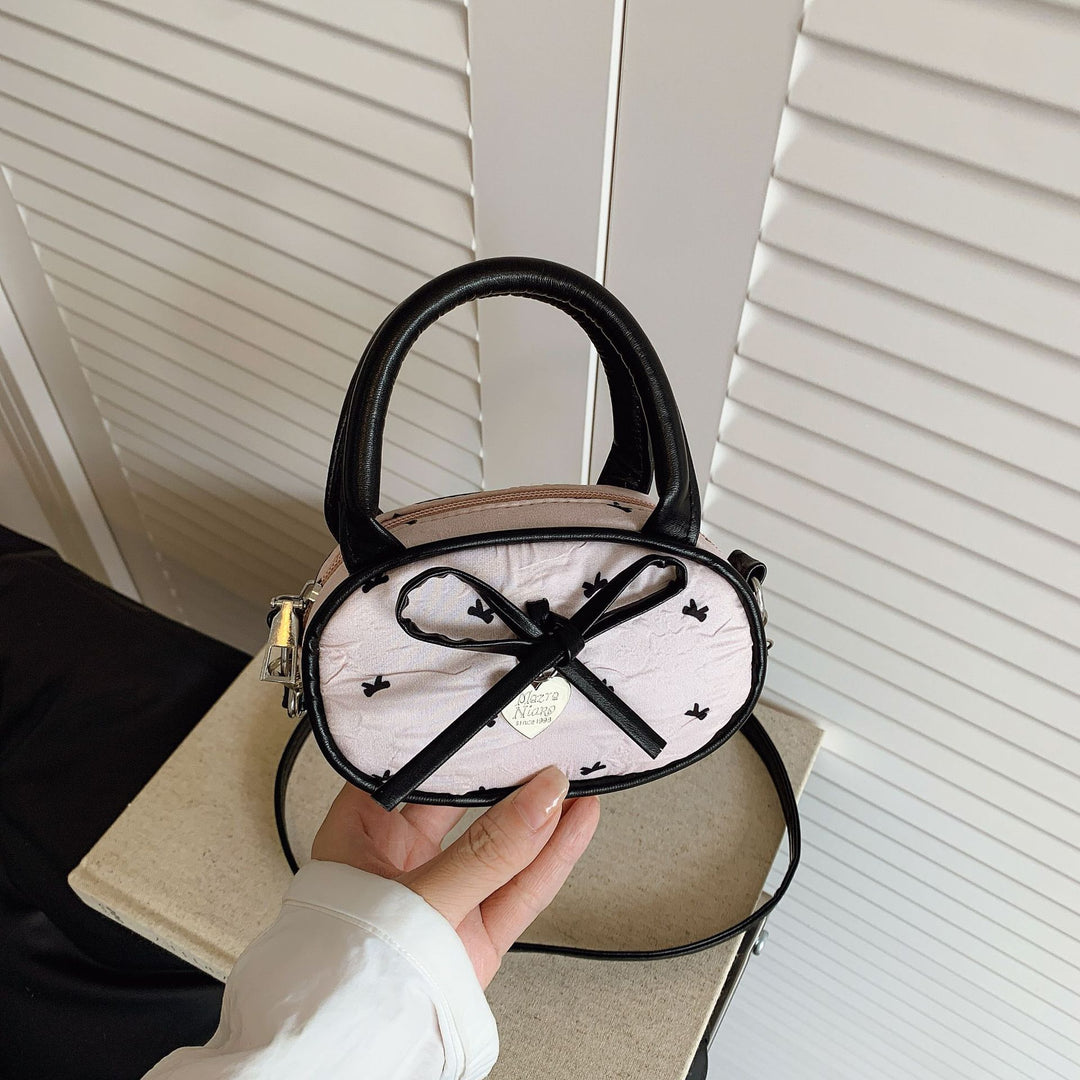 Gepolsterte Mini-Handtasche mit Herzdetail Karnz