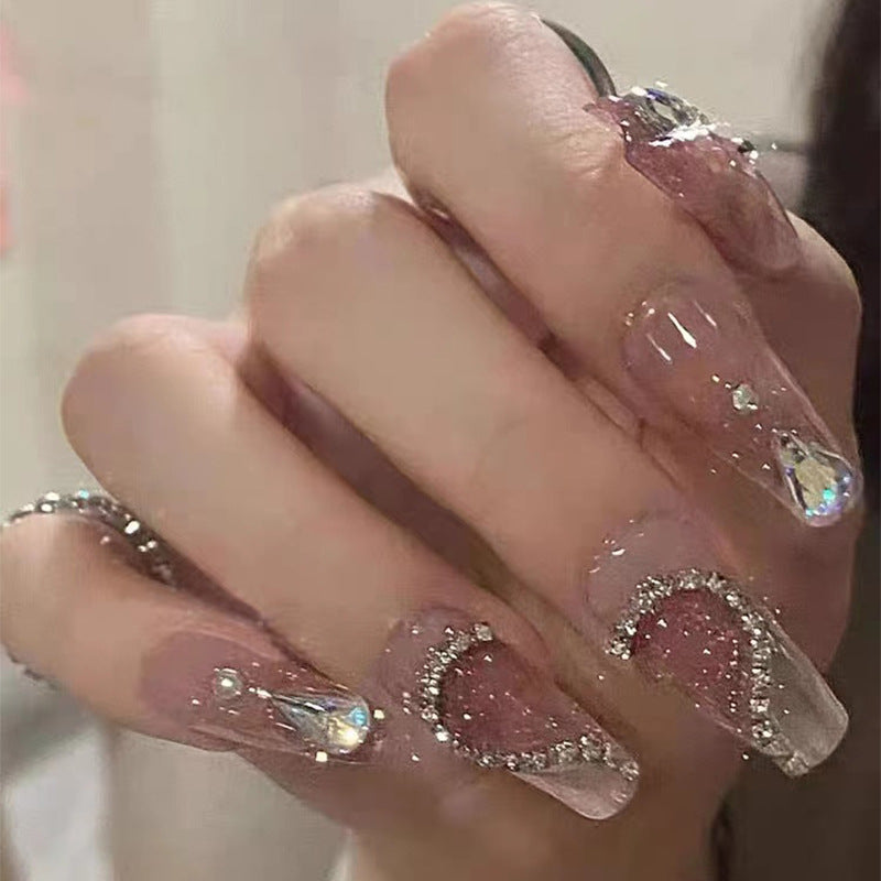 Kunstvolle Nagelsets mit floralen Akzenten Karnz