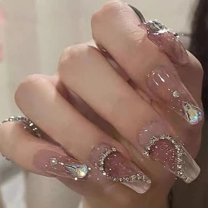 Kunstvolle Nagelsets mit floralen Akzenten Karnz