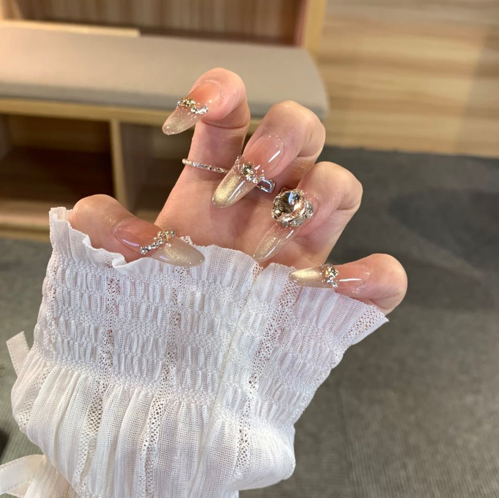 Glamouröse mit Kristallen besetzte Stiletto-Nagelkunstverzierungen