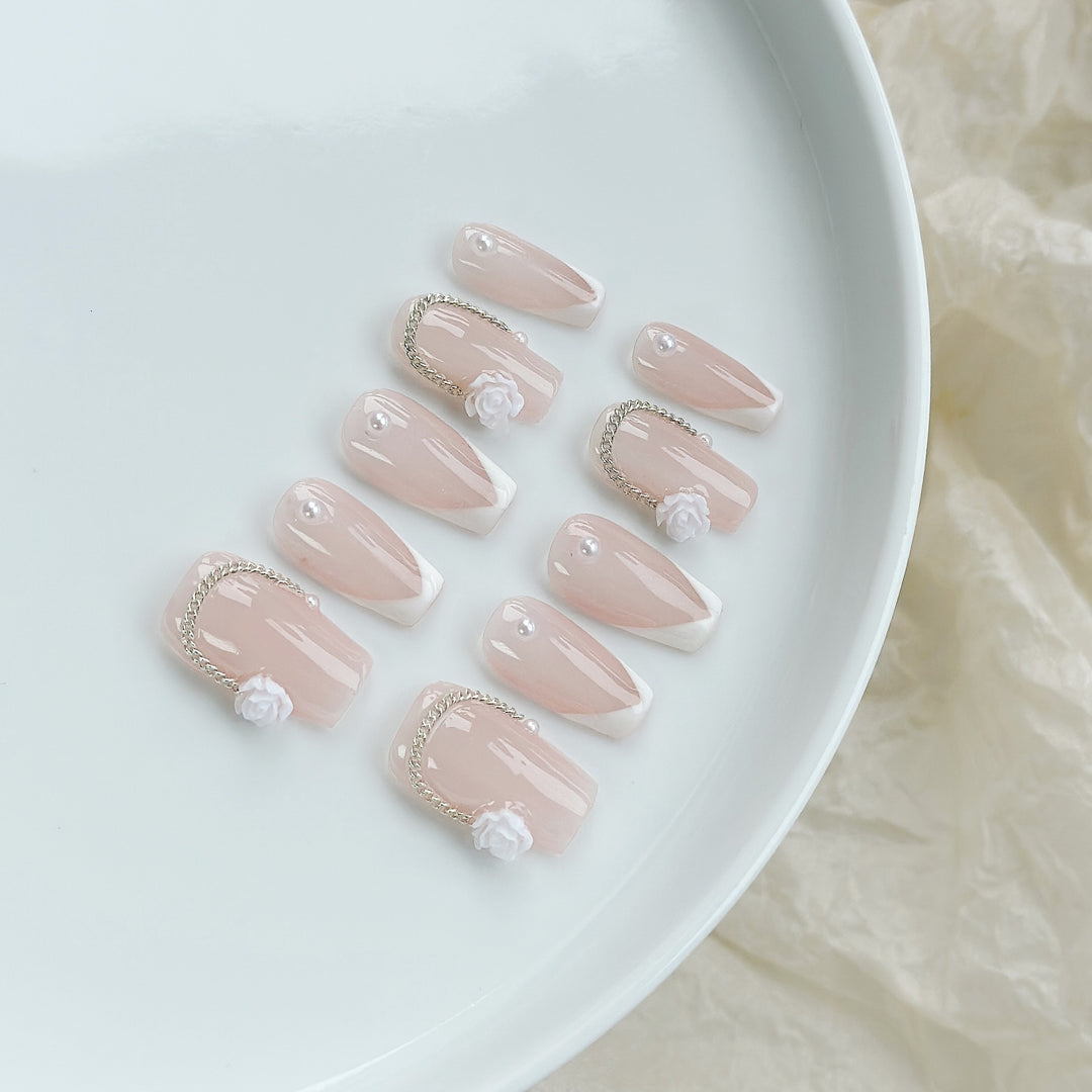 Elegantes Dekoratives Press-On-Nagelset mit Blumendetails
