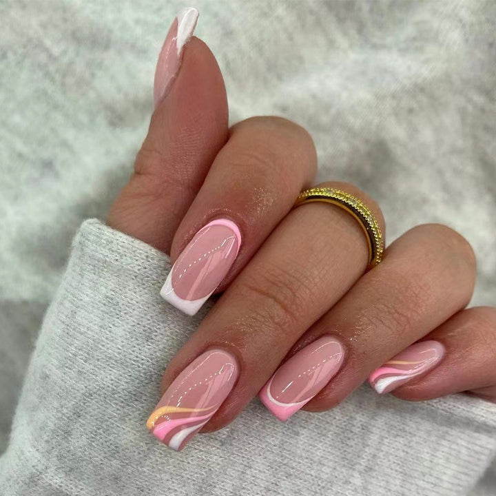 Kunstvolle Gel-Nägel mit eleganten Akzenten Karnz