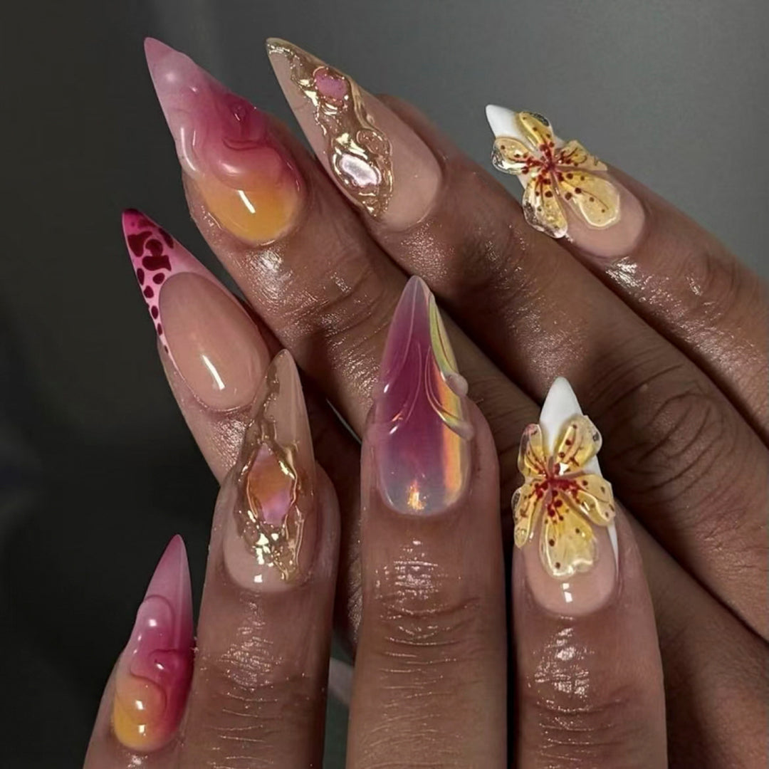 Kunstvolle Nagelverlängerungen mit Blüten- und Ombre-Design Karnz