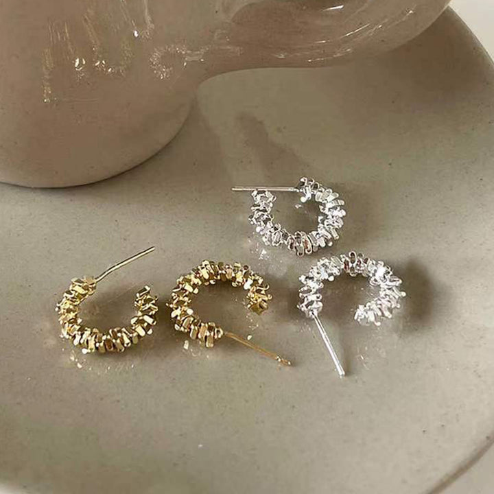 Glitzernde Creolen mit Funkelnden Details Karnz