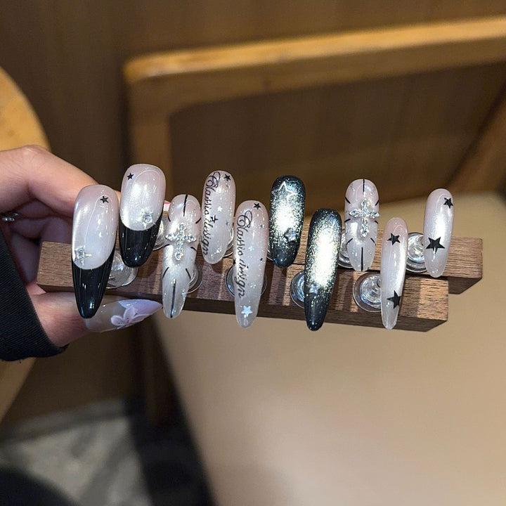 Kunstnägel mit Verspieltem Sternen-Design Karnz