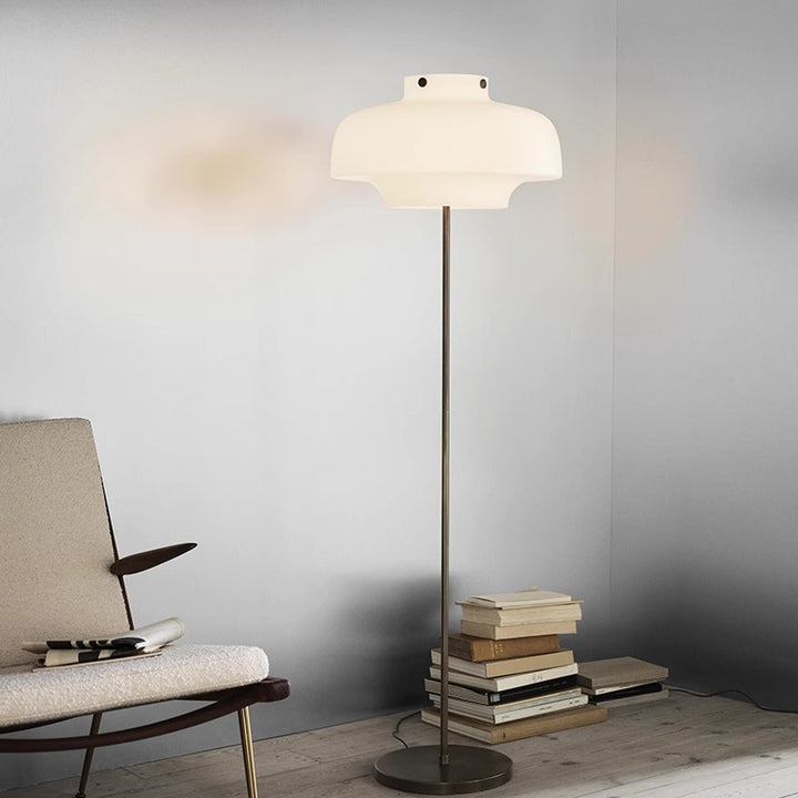 Zeitgenössische Tischlampe mit elegantem Opalglas-Schirm und Vintage-Messingbasis