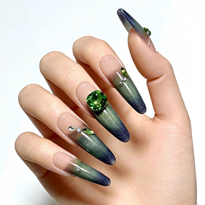 Kunstnägel mit Elegantem Ombre-Design und Funkelnden Akzenten Karnz