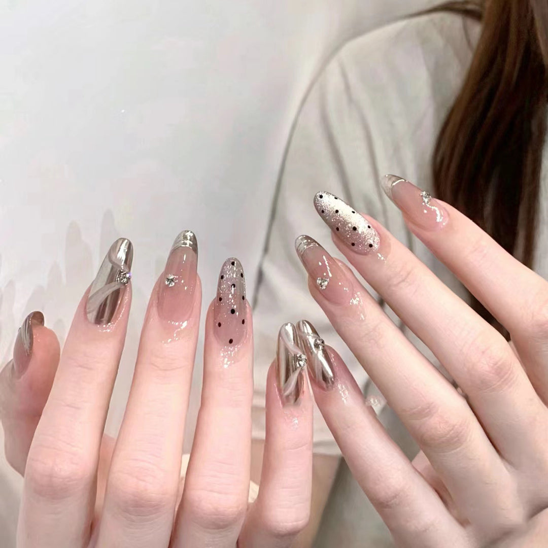 Luxuriöses Press-On Nagelkunst-Set mit eleganten metallischen Akzenten Karnz