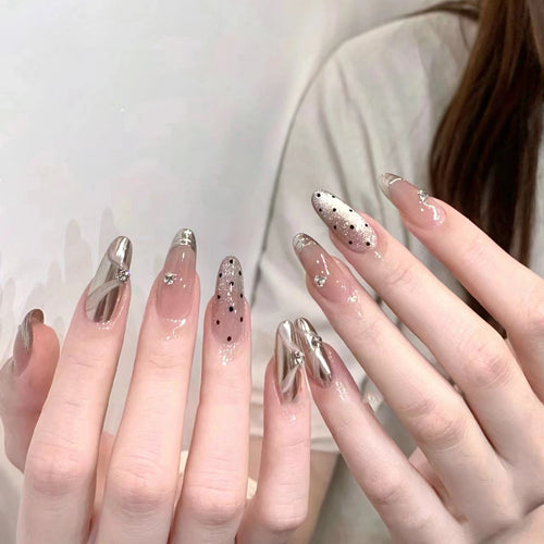 Luxuriöses Press-On Nagelkunst-Set mit eleganten metallischen Akzenten Karnz