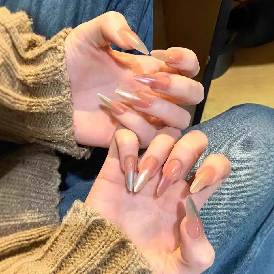 Kunstnägel mit Elegantem Ombre-Effekt und Glitzerakzenten Karnz