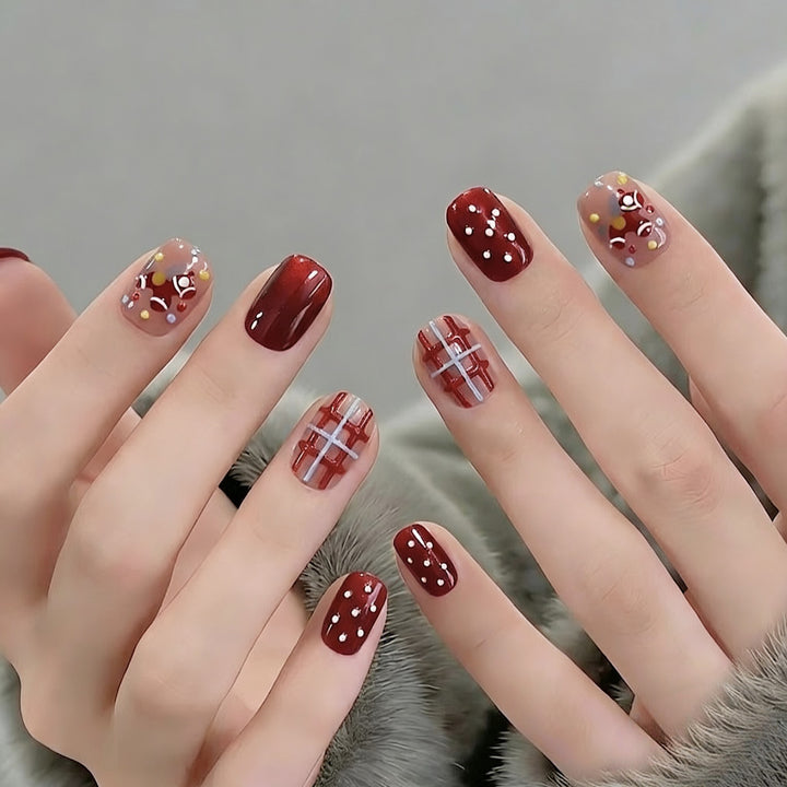 Künstlerisches Press-On-Nagelset mit einzigartigen Mustern