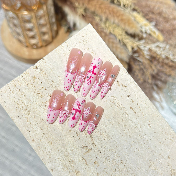 Künstlerisches Stiletto Press-On Nail Set mit Herz- und Schleifen-Design Karnz