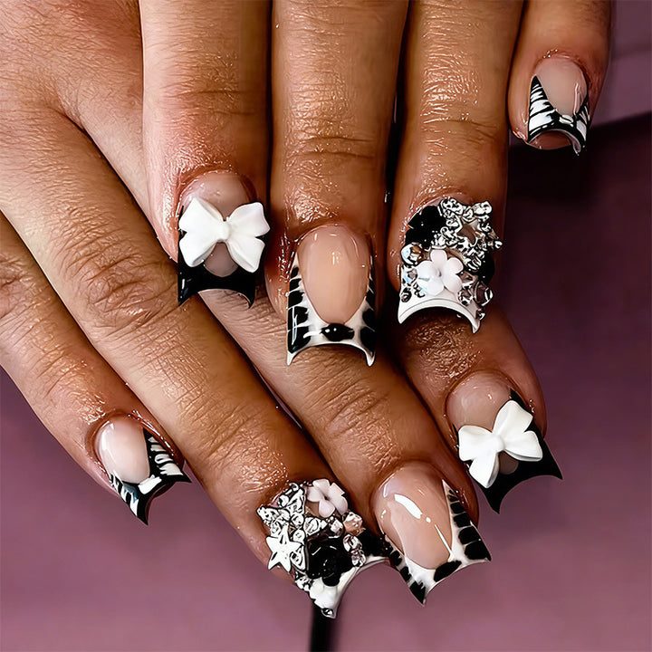 Elegante Kunstnagelspitzen mit Goldakzenten Karnz