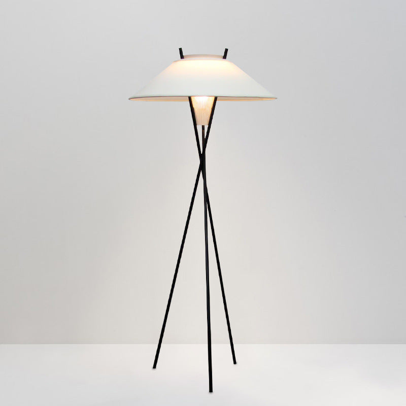 Moderner Minimalistischer Dreibein Stehlampe