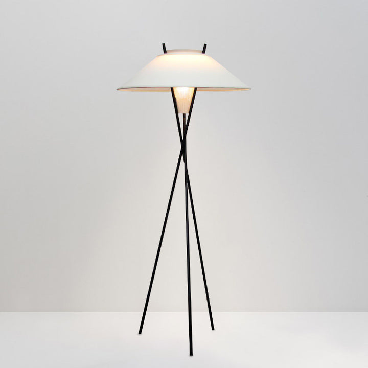 Moderner Minimalistischer Dreibein Stehlampe