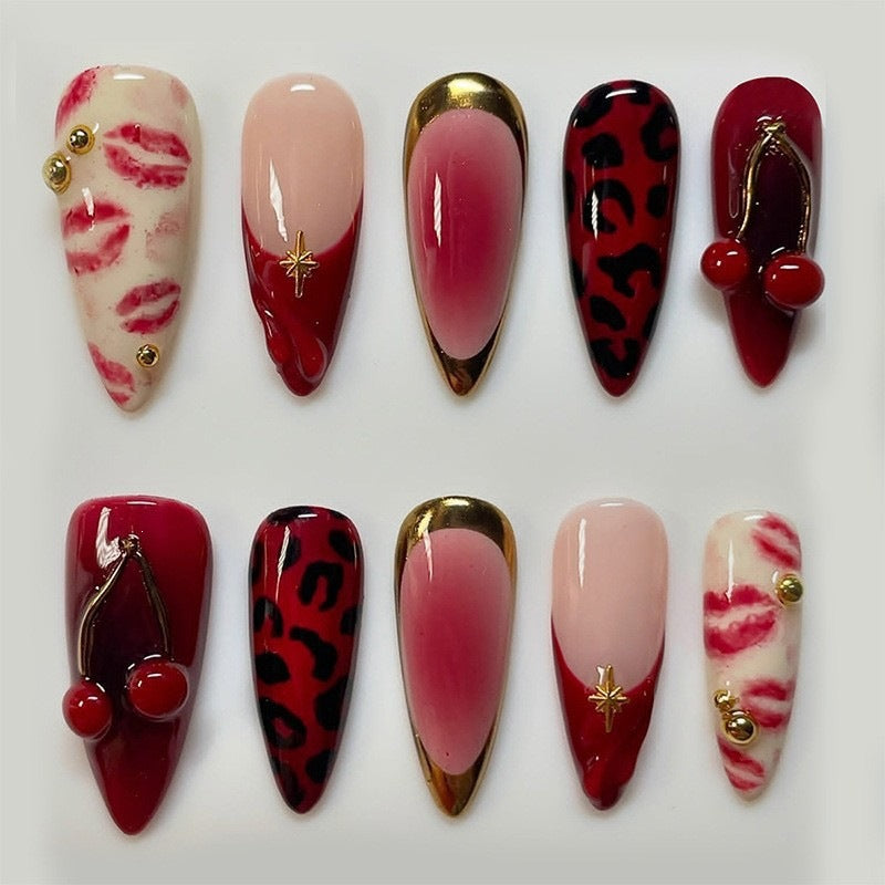 Kunstnagelset mit maritimen Motiven und bunten Akzenten Karnz