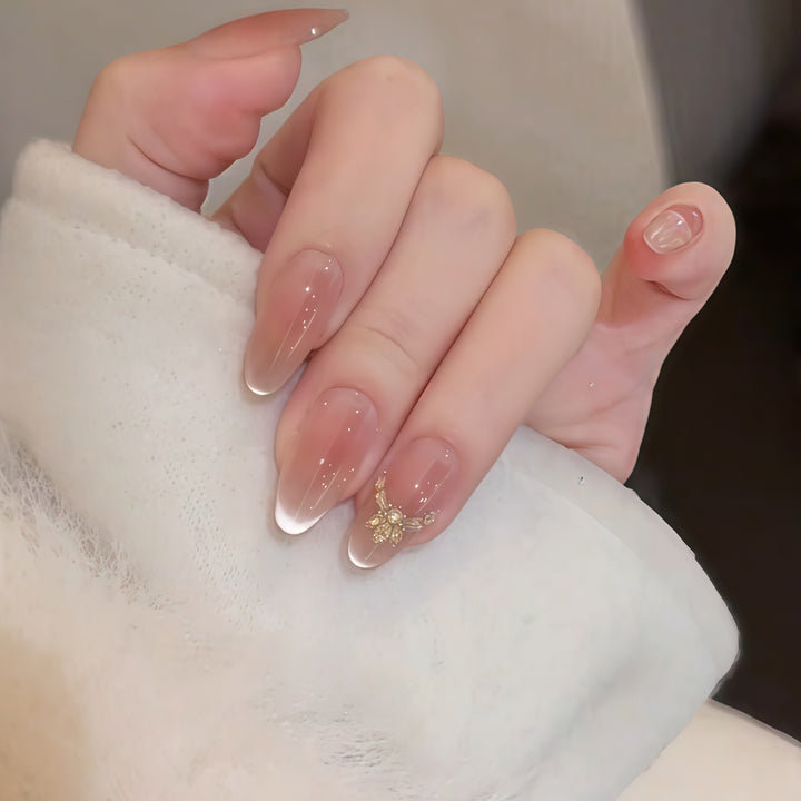 Kunstnägel mit Elegantem Spitzen-Design und Goldakzenten Karnz