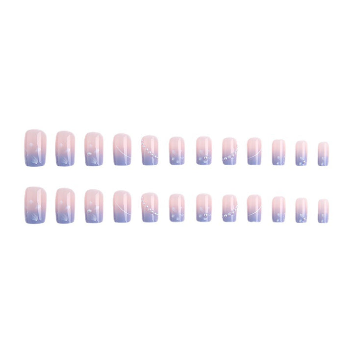 Kunstnagelset mit eleganten floralen Akzenten und Glitzerverzierungen Karnz