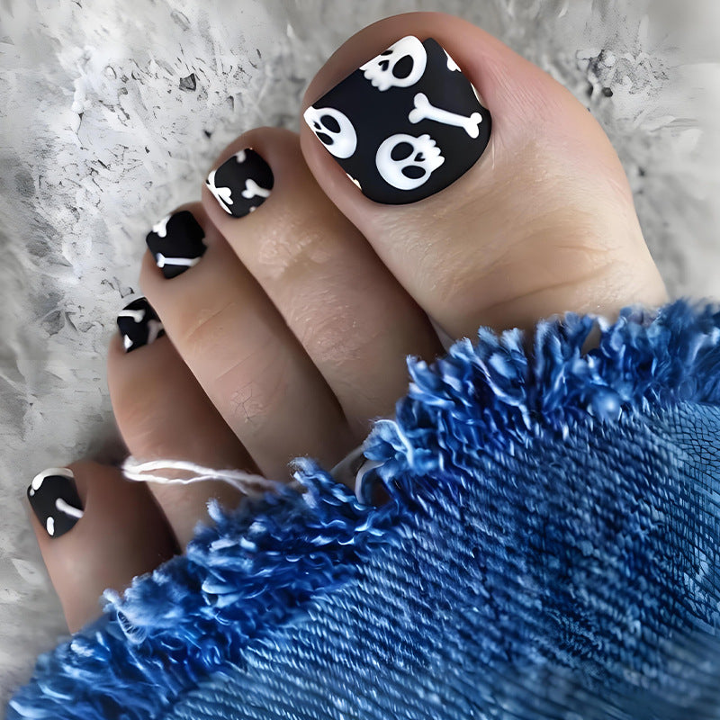 Fußnagel Kunstset mit kreativen Totenkopf- und Knochenmotiven Karnz