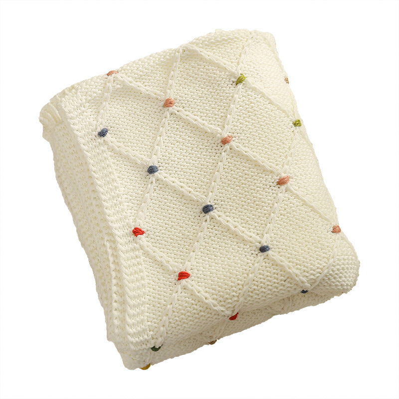 Grobgestrickte Kuscheldecke mit Rautenmuster und bunten Knötchen
