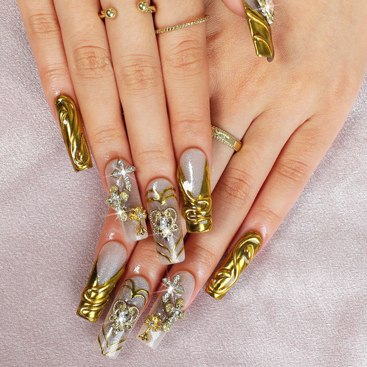 Kunstnagelset mit luxuriösen Goldverzierungen Karnz