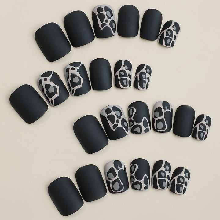 Künstlerisches Press-On Nagelset mit eleganten Designelementen Karnz