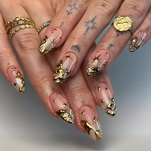 Kunstnagelset mit Glamourösen Goldakzenten und Eleganten Designs Karnz