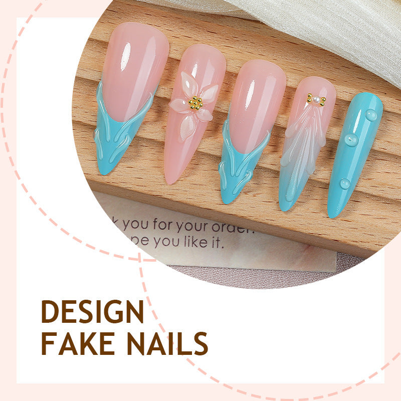 Kreatives Kunstnagelset mit blühenden Akzenten und eleganten Designs Karnz