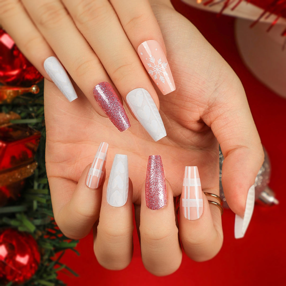 Elegante Acryl-Nägel mit goldenen Akzenten Karnz