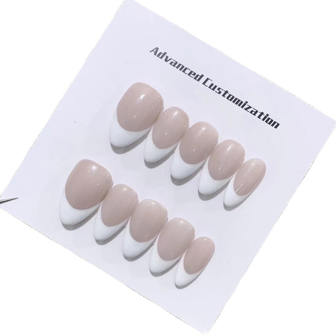 Anpassbares Press-On-Nägel-Set mit elegantem French Tip-Design