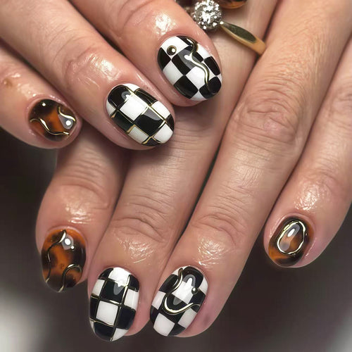 Dekoratives Press-On Nagelkunstset mit kariertem Design