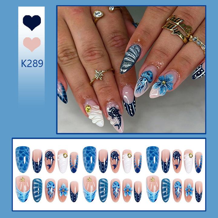 Kunstnägel mit maritimem Design und 3D-Blumenakzenten Karnz
